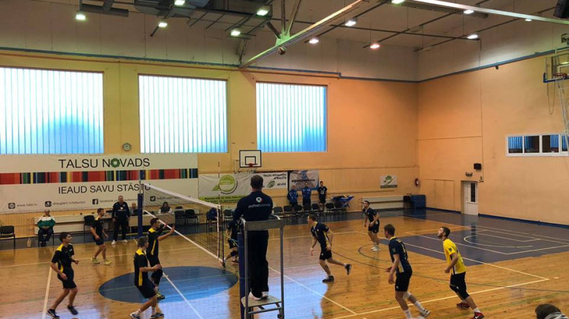 Spēle par vadību līgā starp Talsu un Jelgavas volejbolistiem
Foto: facebook/SKTalsi