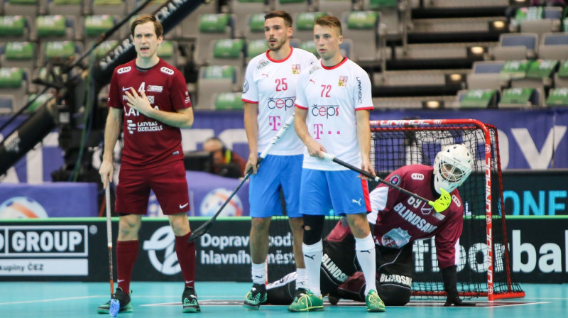 Latvijas izlases labākais spēlētājs Morics Krūmiņš (pa kreisi) un vārtsargs Jānis Salcevičs duelī pret Čehiju. Foto: Latvijas Florbola savienība