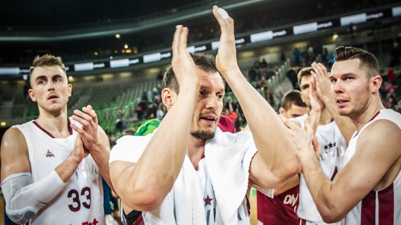 Jānis Blūms kopā ar komandas biedriem. Foto: FIBA