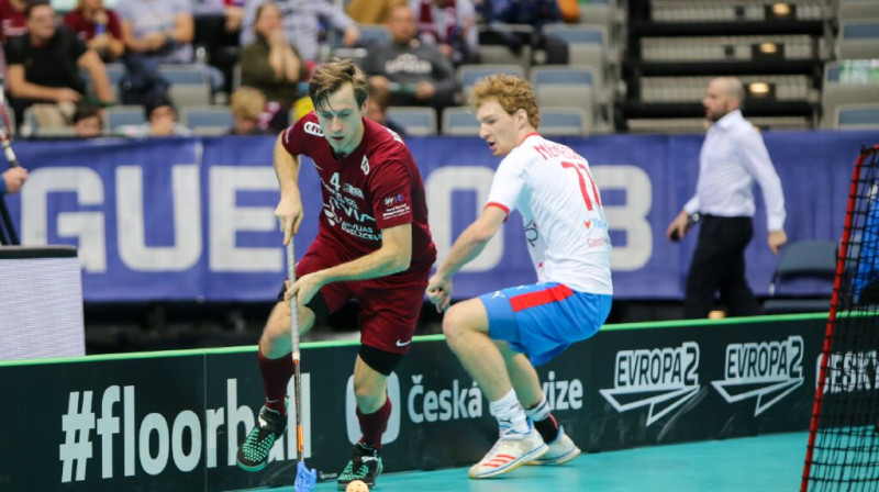 Morics Krūmiņš guva divus vārtus Latvijas izlases labā, saņemot mača vērtīgākā spēlētāja balvu
Foto: Ritvars Raits, Floorball.lv