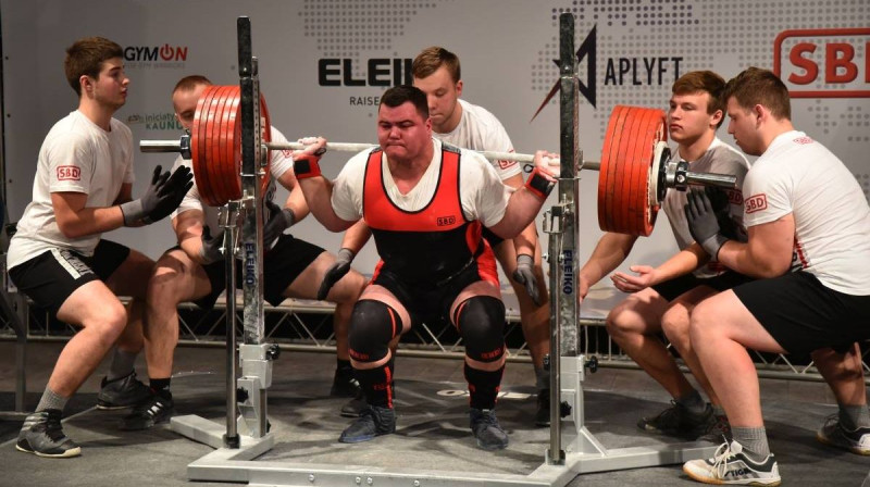 Epizode no Eiropas čempionāta klasiskajā spēka trīscīņā. Foto: Latvijas Pauerliftinga federācija