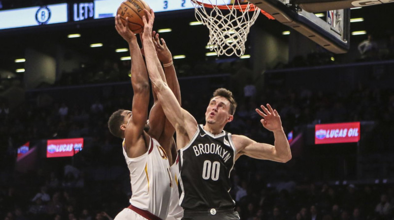 Rodions Kurucs cīņā par bumbu. Foto: Reuters / Scanpix