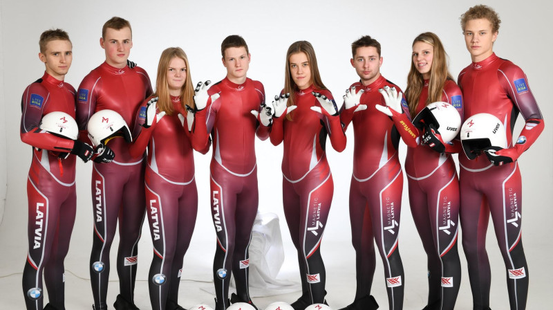 Latvijas junioru kamaniņu braucēju izlase. Foto: Latvijas Kamaniņu sporta federācija