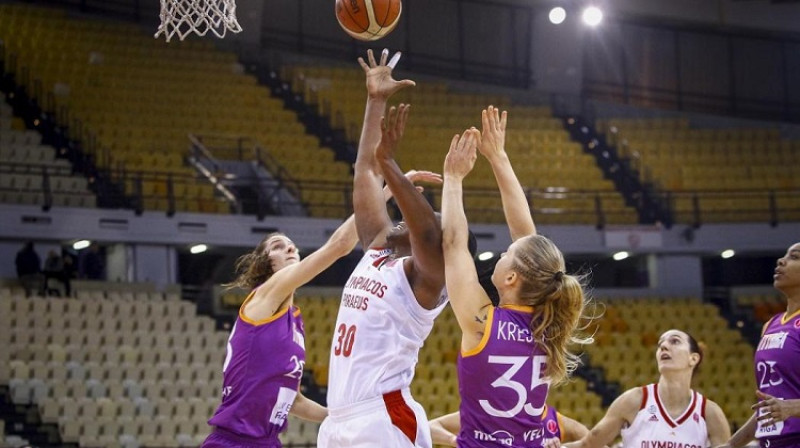 Kristīne Vītola un Kate Krēsliņa aizsardzībā. Foto: Olympiacos