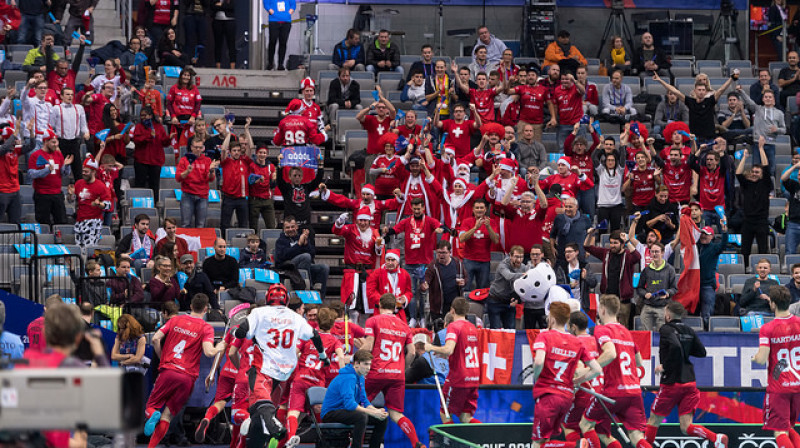 Šveices izlases uzbrucējs Tims Brailards pēc uzvaras vārtu gūšanas dodas svinēt pie saviem atbalstītājiem
Foto: IFF Floorball