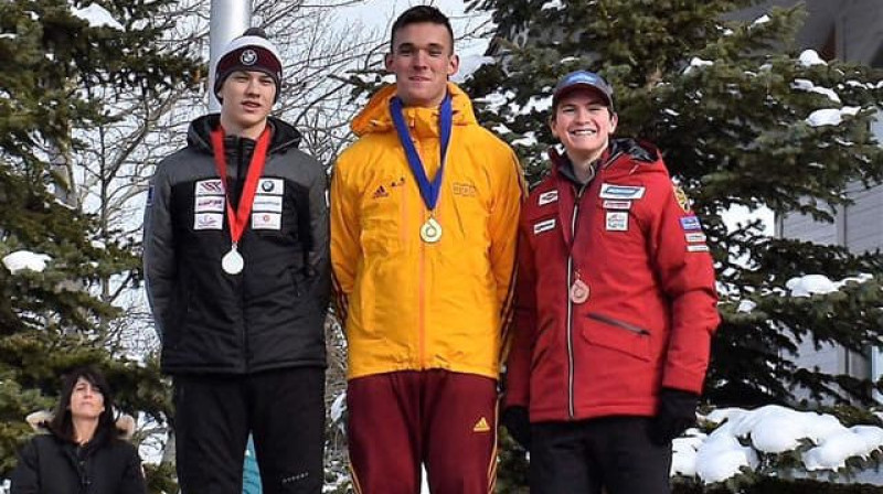 Gints Bērziņš (pa labi) uz junioru Pasaules kausa goda pjedestāla. Foto: Jill Cardinale Segger