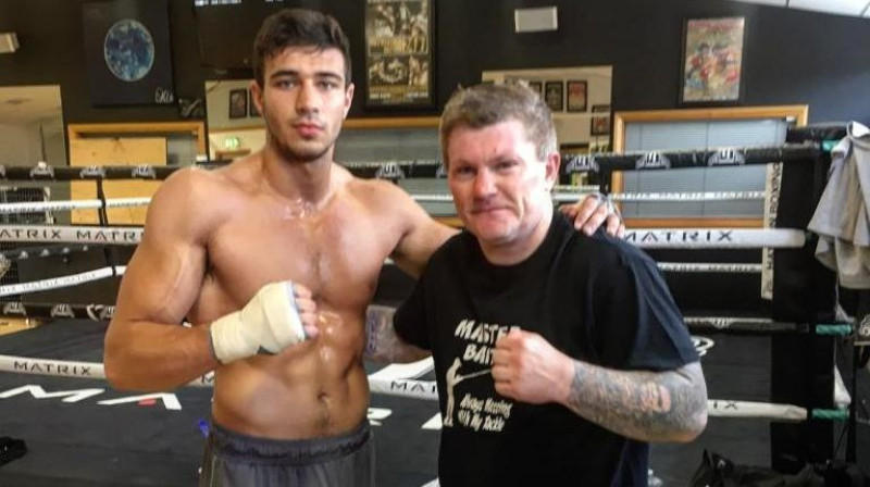 Tomijs Fjūrijs ar treneri Rikiju Hatonu. Foto no sportista Instagram profila