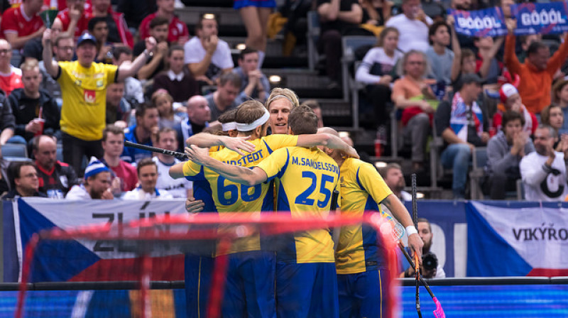 Zviedriem laimīga izglābšanās un vieta finālā
Foto: IFF Floorball