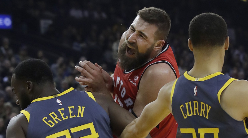 Jons Valančūns iedzīvojas savainojumā. Foto: AP/Scanpix