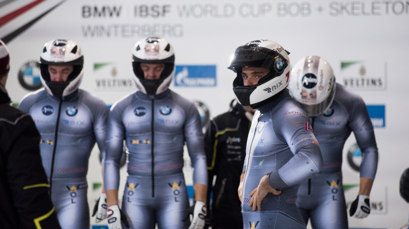 Oskars Ķibermanis ar saviem vīriem startā. Foto: Viesturs Lācis/bobslejs.lv