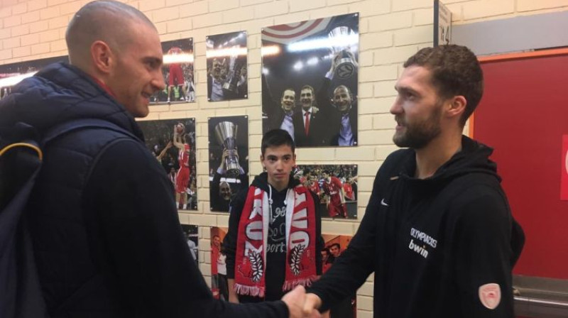 Henriks Širko un Jānis Strēlnieks pēc spēles sarokojas. Foto: BC Olympiacos
