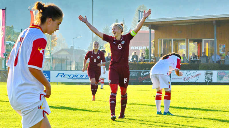 Karlīna Miksone un Viktorija Zaičikova (#8) pēc vārtiem pret Melnkalnes U19 komandu
Foto: LFF
