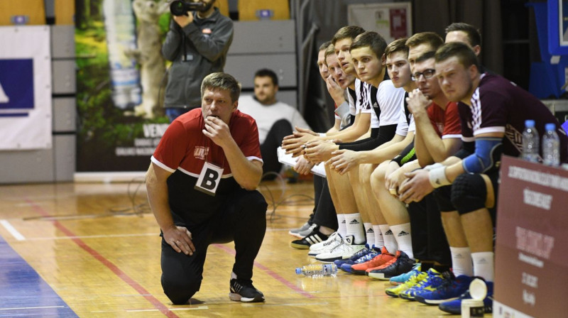 Armands Uščins un Latvijas handbola izlase. Foto: Romāns Kokšarovs, f64