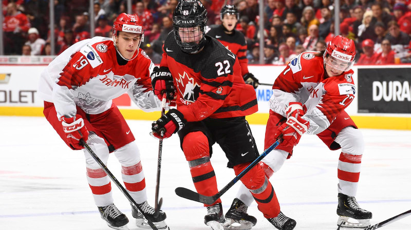 Viktors Čubars (pa kreisi) pret kanādiešu talantu Aleksisu Lafrenjē, kurš šovakar palika bez rezultativitātes punktiem
Foto: IIHF.com