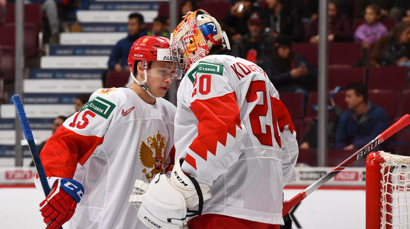 Uzvaras vārtu autors Nikolajs Kovaļenko ar 24 atvairījumus veikušo Pjotru Kočenkovu
Foto: IIHF.com