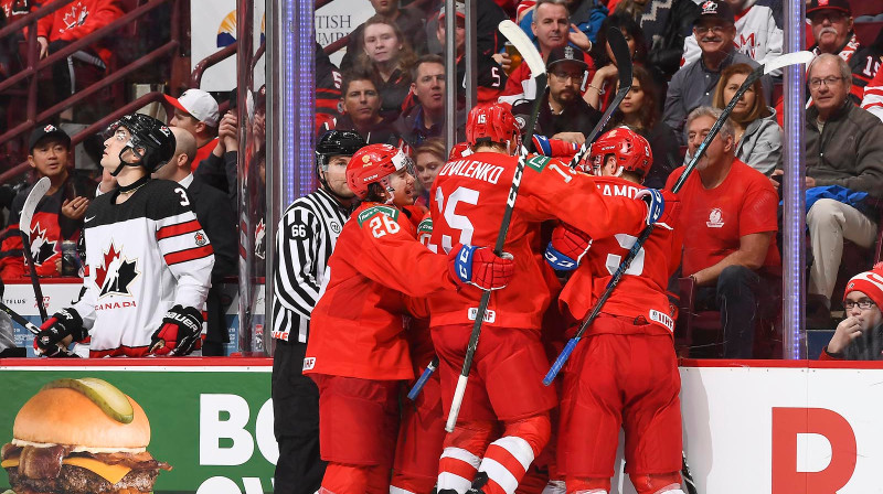 Krievijas hokejisti pēc uzvaras vārtu gūšanas
Foto: IIHF.com