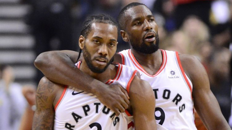 Kavai Lenards (pa kreisi) Toronto vienībā pagaidām ne par ko nevar sūdzēties. Foto: AP/Scanpix