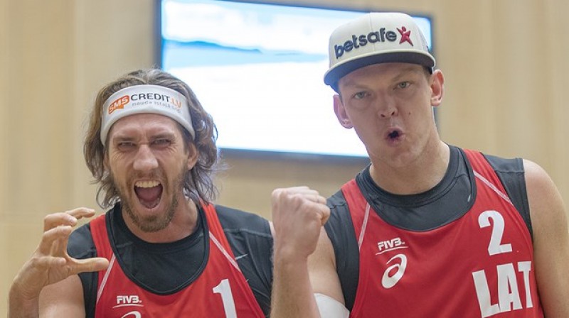 Aleksandrs Samoilovs un Jānis Šmēdiņš. Foto: worldtour.2019.fivb.com