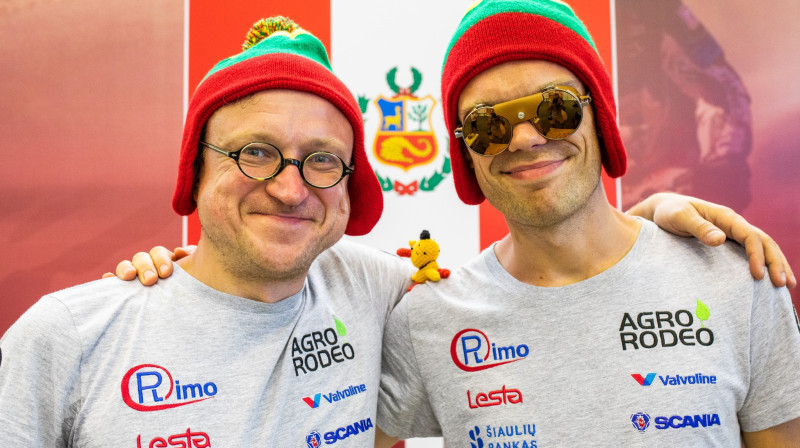 Vaidots Žala (no labās) ar stūrmani pēc ierašanās Dienvidamerikā. Foto: Agrorodeo Dakar