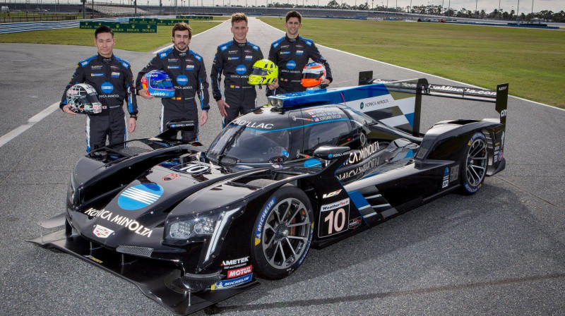 Kobajaši un Alonso ar komandas biedriem un "Cadillac" prototipu. Foto: Wayne Taylor Racing