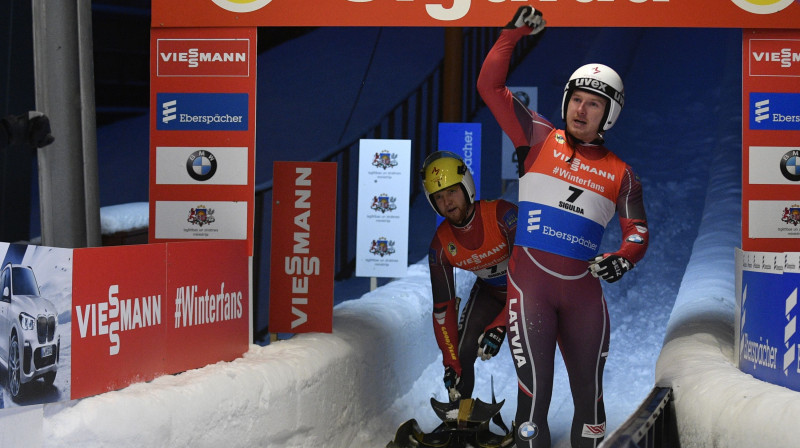 Oskars Gudramovičs un Pēteris Kalniņš pēc otrās vietas izcīnīšanas Pasaules kausa posmā Siguldā. Foto: Romāns Kokšarovs/f64