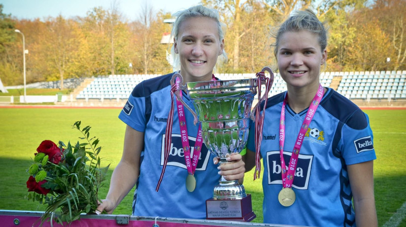 Anastasija Ročāne un Olga Ševcova pēc savas pēdējās spēles "Rīgas Futbola skolas" sastāvā / Foto: Latvijas Futbola federācija