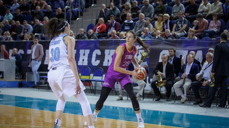 Kristīne Vītola un Breana Stjuarte 2019. gada 9. janvārī Kurskā. Foto: FIBA