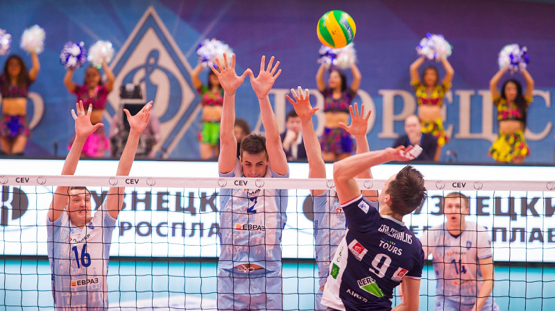 Hermans cīņā ar mājinieku trīskāršo bloku.
Foto: cev.lu