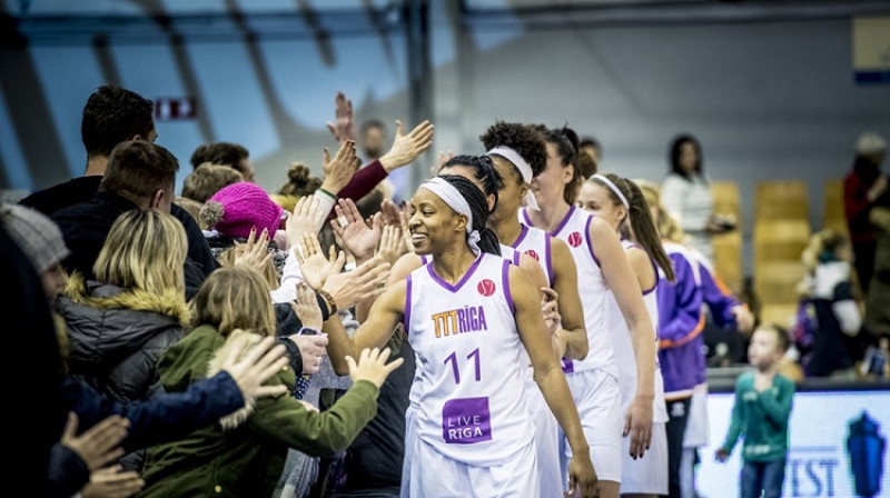 TTT basketbolistes un līdzjutēji pēc uzvaras 17. janvāra spēlē. Foto: Renārs Koris