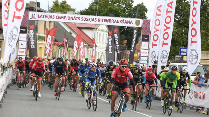 2019. gadā riteņbraucējiem piedāvāta iespēja startēt Latvijas kausā šosejas riteņbraukšanā.

Foto: Romāns Kokšarovs