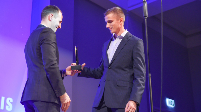 Jānis Leitis (pa labi), saņemot gada vieglatlēta balvu. Foto: Mārtiņš Zilgalvis/f64