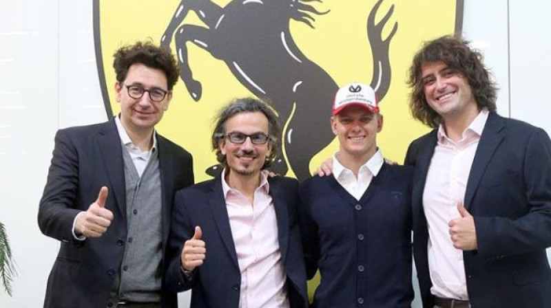 Šūmahers ar "Ferrari" pārstāvjiem. Foto: Instagram.com/mickschumacher