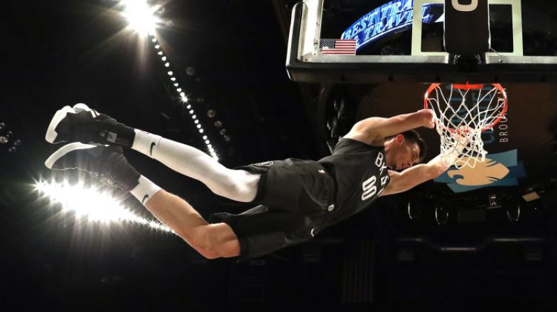 Rodions Kurucs triec bumbu "Magic" grozā. Foto: AFP/Scanpix