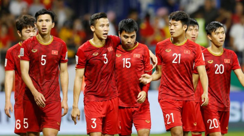 Vjetnamas izlases futbolisti pēc minimālā zaudējuma Japānai. Foto: Reuters/Scanpix