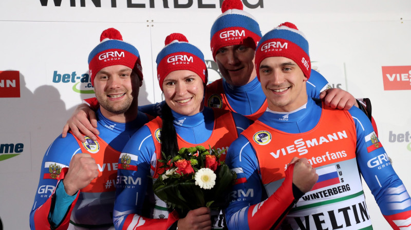 Krievijas kamaniņu braucēji pēc triumfa pasaules čempionātā. Foto: EPA/Scanpix