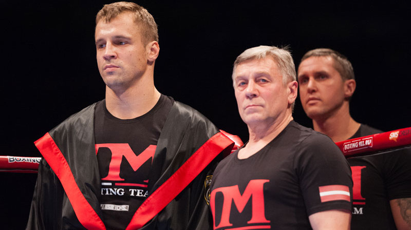 Mairis Briedis un Vasīlijs Čerņigovs pirms cīņas pret Deniju Venteru 2016. gadā. Foto: Vladislavs Proškins/f64