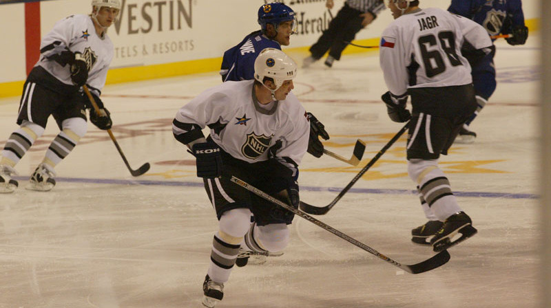 Sandis Ozoliņš 2003. gada NHL Zvaigžņu spēlē pēc zīmīgās aizmainīšanas no Floridas "Panthers" un Anaheimas "Mighty Ducks". Foto: Sporta Avīze