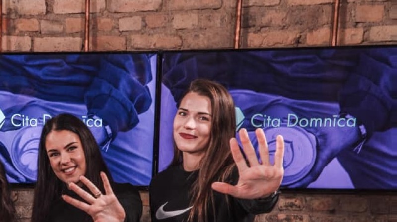 Sindija Bukša (pa labi). Foto: instagram.com/sindijabuksa