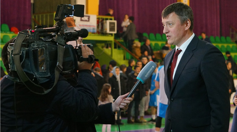Arnis Vecvagars sniedz intervīju Kazahstānas televīzijai. Foto: nbf.kz