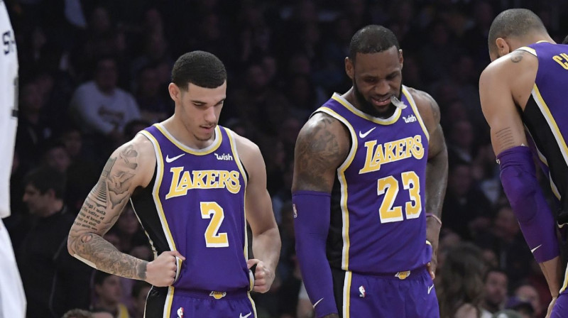 Lonzo Bols un Lebrons Džeimss. Foto: AP / Scanpix