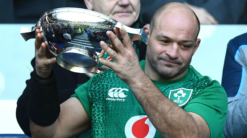 Īrijas izlases kapteinis Rorijs Bests ar "Centenary Quaich" trofeju, ko pasniedz ikgadējā Skotijas un Īrijas mača uzvarētājam.
Foto: AFP/Scanpix