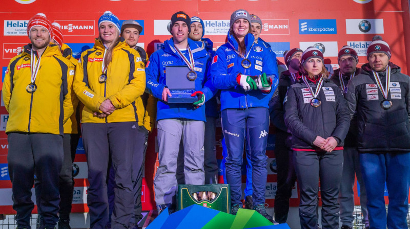 Vācijas, Itālijas un Latvijas kamaniņu braucēji uz goda pjedestāla pēc Eiropas čempionāta komandu sacensībām. Foto: imago/foto2press/Scanpix