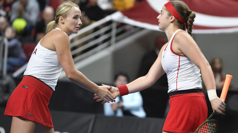 Diāna Marcinkeviča un Aļona Ostapenko. Foto: Romāns Kokšarovs/f64