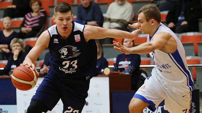 Eduards Hāzners uzbrukumā pret Renāru Birkānu. Foto: Ģirts Gertsons
