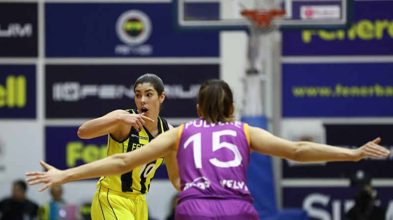 Ieva Pulvere aizsardzībā pret NCAA visu laiku rezultatīvāko spēlētāju Kelsiju Plamu. Foto: FIBA