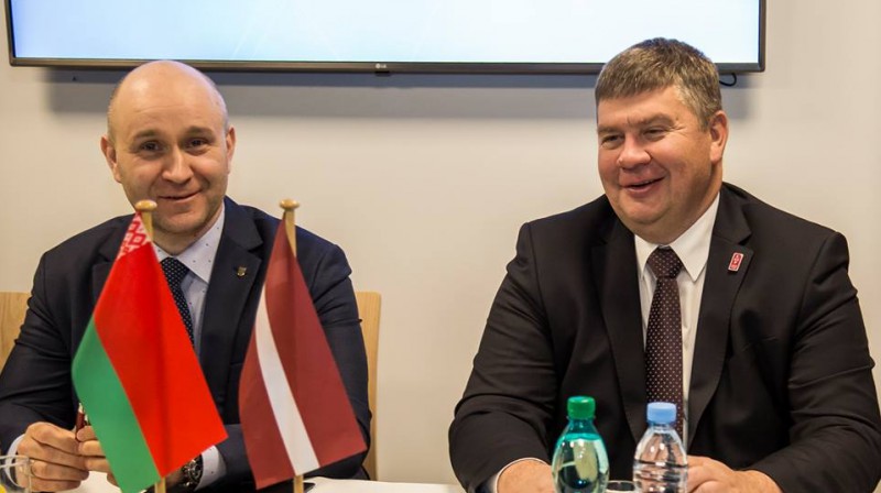 Hokeja federāciju vadītāji Genādijs Savilovs un Aigars Kalvītis. Foto: Guntis Lazdāns, LHF