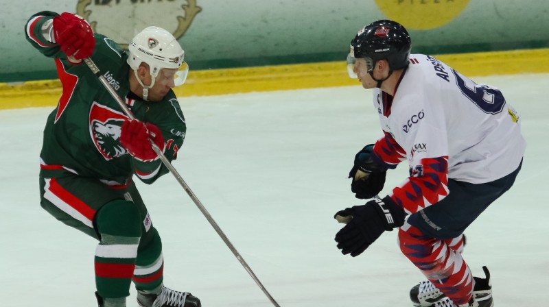 Dmitrijs Korņilovs pret Kristu Apsīti. Foto: Ģirts Gertsons, f64