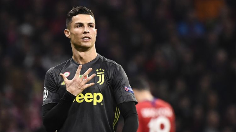 Krištianu Ronaldu rāda piecinieku Madrides līdzjutēju virzienā. Foto: AFP/Scanpix