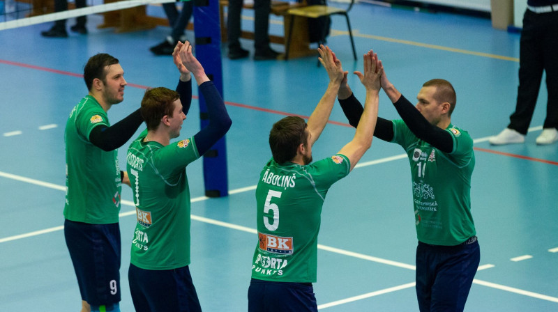 Armanda Āboliņa (Nr. 5) iedvesmotie rīdzinieki revanšējās Rakverei par zaudējumu pirmajā spēlē
Foto: Facebook/RTU Volley