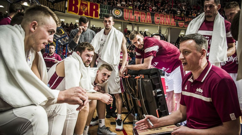 Latvijas valstsvienība minūtes pārtraukumā. Foto: FIBA